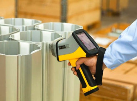 Használhatók-e vegyi oldatok és mágnesek a rozsdamentes acél kötőelemek hitelességének gyors azonosítására?