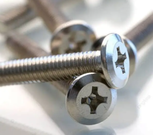 Martenzites és ausztenites csavarok teljesítményének összehasonlítása