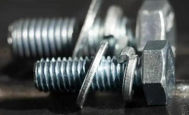 Melyek a rugós alátétek és a lapos alátétek megfelelő funkciói?