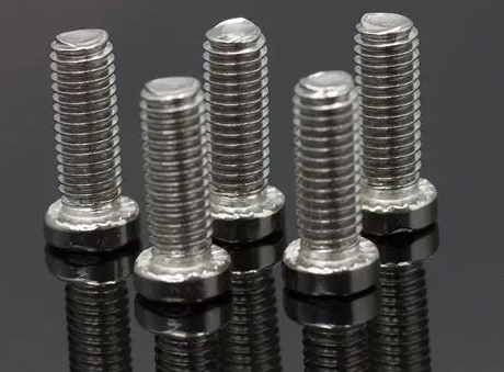 Mi okoz elszíneződést a rozsdamentes acél csavarokban?